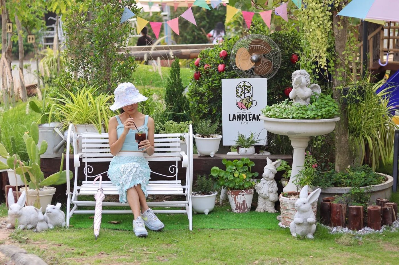 โซนที่นั่งลานเพลิน คาเฟ่